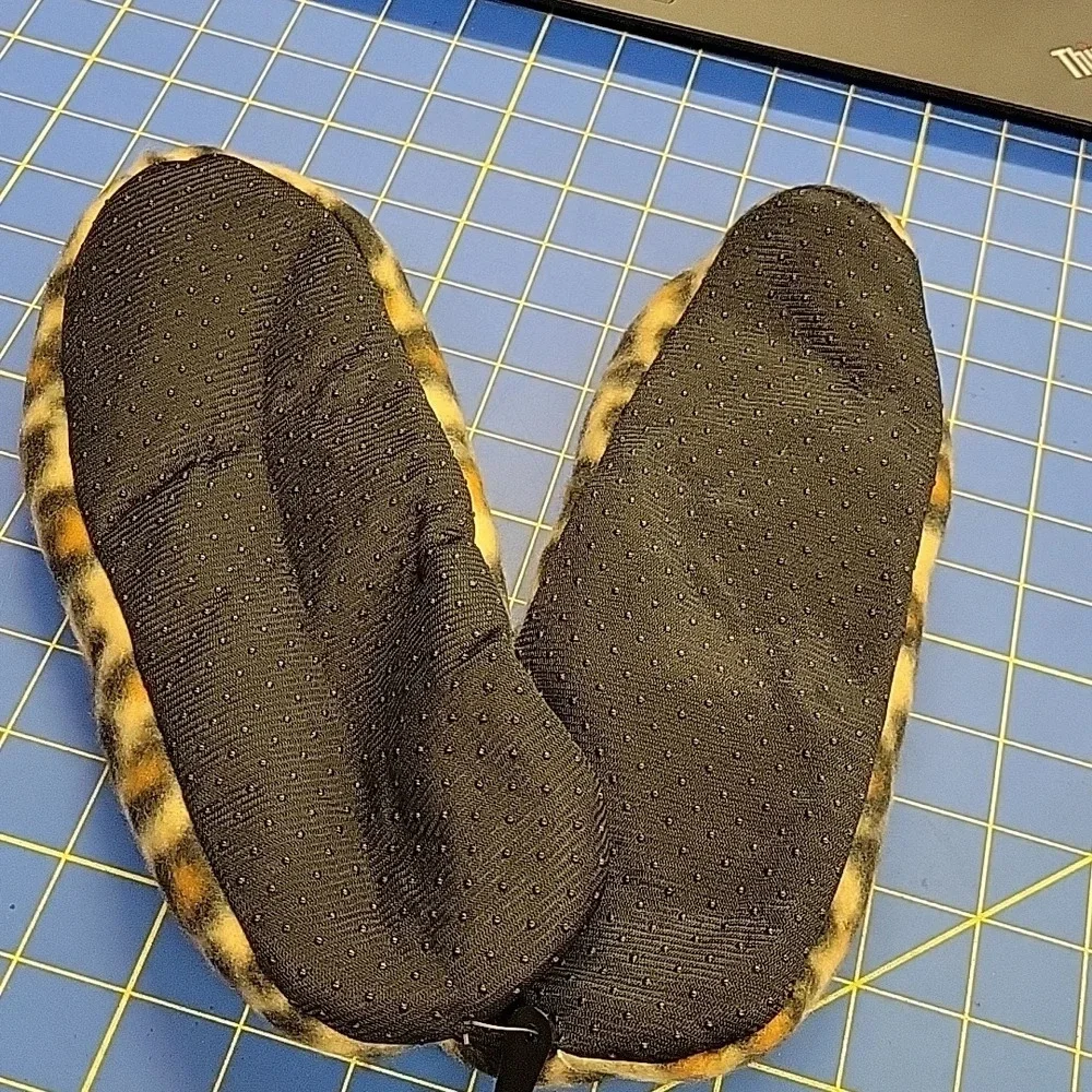 Women's Slippers fits shoe size 5-9 One Size Fits Most Leopard - Picture 2 of 3